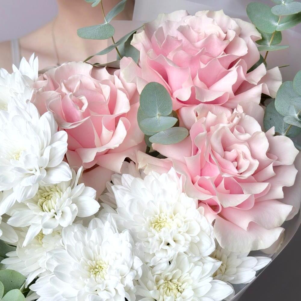 https://content3.flowwow-images.com/data/flowers/1000x1000/44/1730361682_4718644.jpg