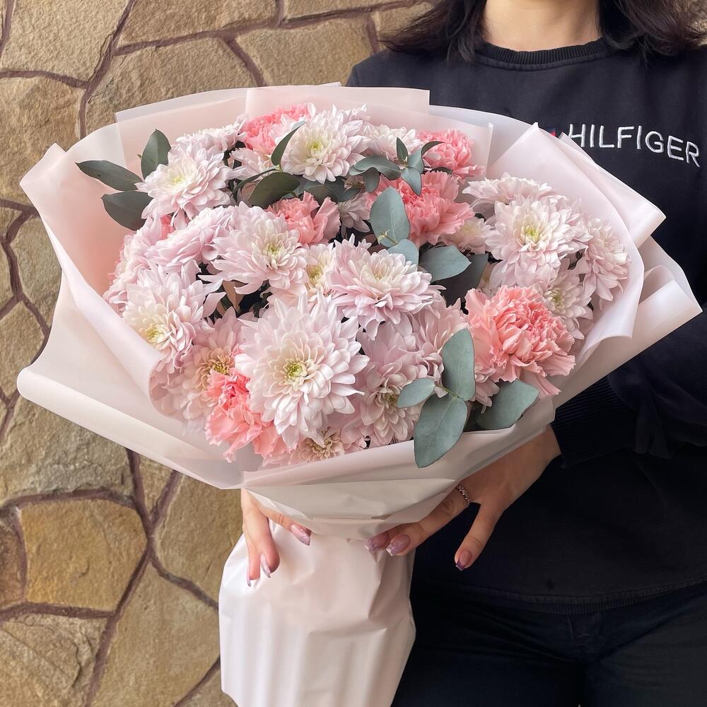 https://content2.flowwow-images.com/data/flowers/1000x1000/67/1740911894_19826067.jpg