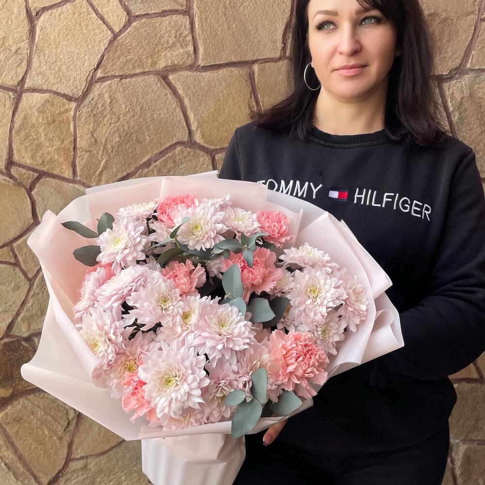 https://content2.flowwow-images.com/data/flowers/1000x1000/14/1740911894_72883614.jpg